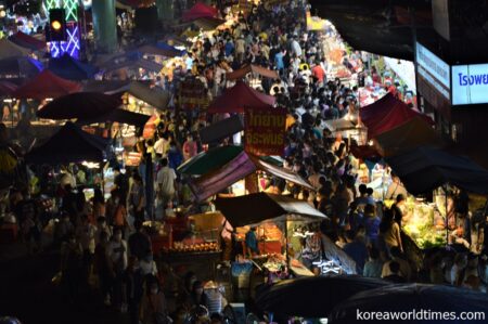 入国規制緩和しても全盛時とは外国人の数が桁違いのため、観光地やイベントはタイ人しかいない