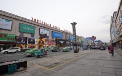 ロシア語の大きな看板が確認できる琿春の繁華街