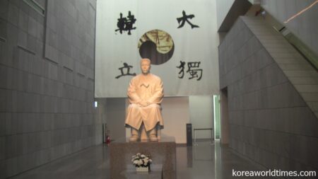 ソウル南山公園にある安重根義士記念館の安重根像
