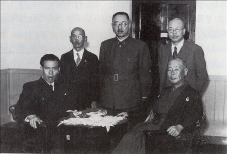 前列左から安俊生と伊藤文吉