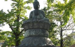 浅草寺（東京都台東区）境内の銅造観音菩薩坐像（1720年鋳造）。観音寺の像は高さ50.5センチほど