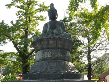 浅草寺（東京都台東区）境内の銅造観音菩薩坐像（1720年鋳造）。観音寺の像は高さ50.5センチほど