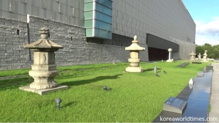 韓国国立中央博物館に並ぶ仏塔。仏教排斥の激しさを伝える