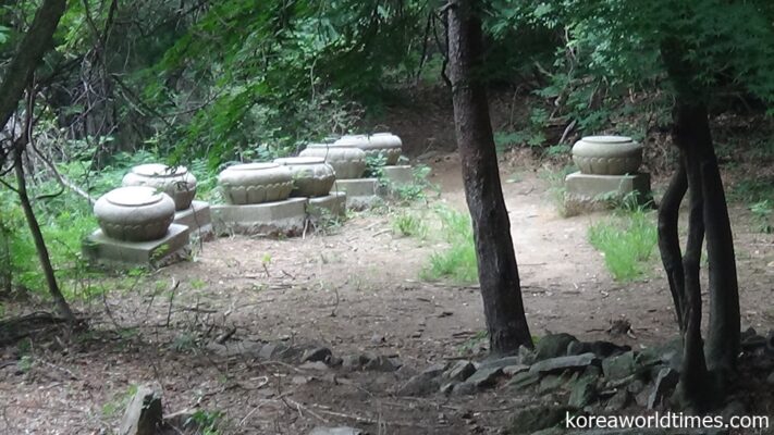 青瓦台の裏山にも廃寺の跡と流転の石仏