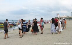 ホワイト国20に入っているタイのパタヤビーチを楽しむ中国人旅行者