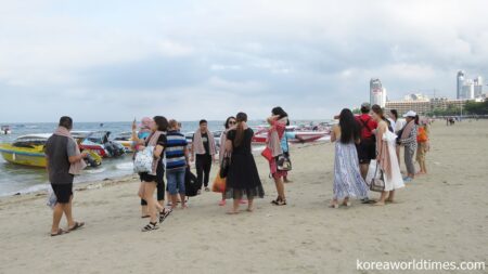 ホワイト国20に入っているタイのパタヤビーチを楽しむ中国人旅行者