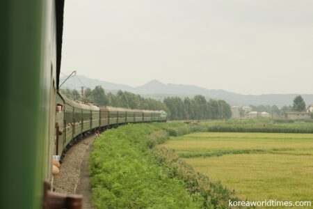 北京駅から約24時間、丹東駅からは9時間ほどかけて平壌駅へ向かう国際列車