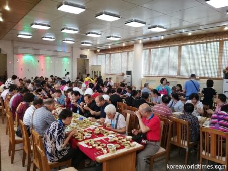 古都開城で昼食を楽しむツアー客