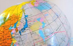 地図上で日本海を見つけては変更や併記を求めて排斥させる韓国