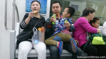 飲み食いする姿は日常に見られる中国の市内交通機関