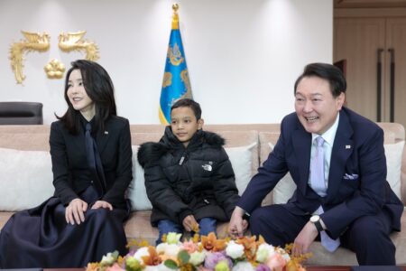 心臓手術を受けたカンボジアの少年と談笑する尹大統領夫妻