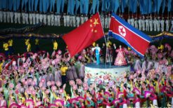マスゲームで北朝鮮と中国国旗を掲げ友好を演出