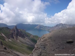 新しい指導者の時代を象徴する夏のイベントとして始められた白頭山ツアーだったが…