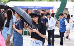 スマートフォンを操作する中国人女性